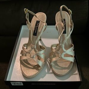 Nina’s formal gold strapped heels size 7.5
